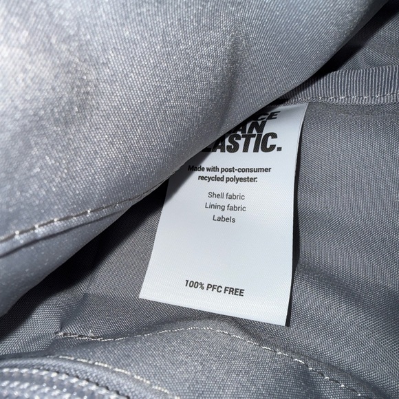 NWOT pacsafe Vibe 150 2.5 Liter Anti Theft Sling Pack, Black Jet Black - Picture 5 of 7